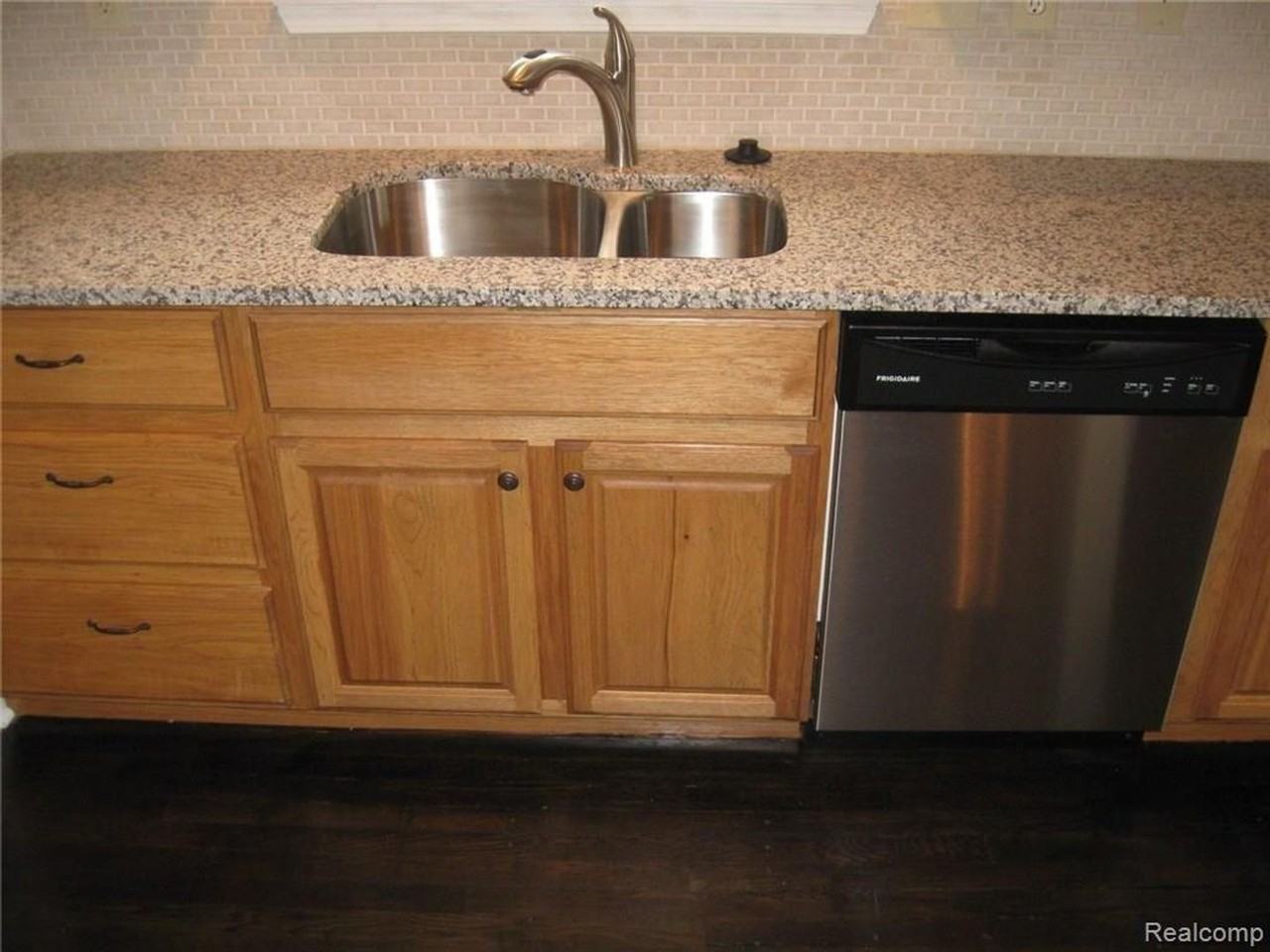 141 Devillen Ave - Photo 5 of 23