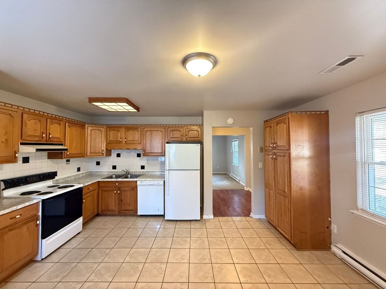 2770 Laguna Ave - Photo 3 of 16