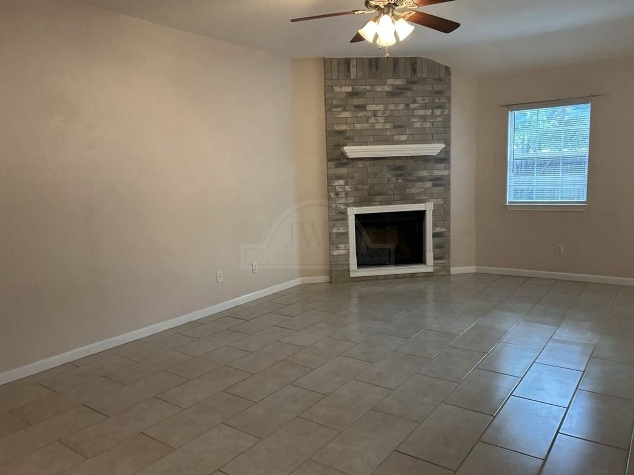 4910 Parkwood Dr - Photo 5 of 24