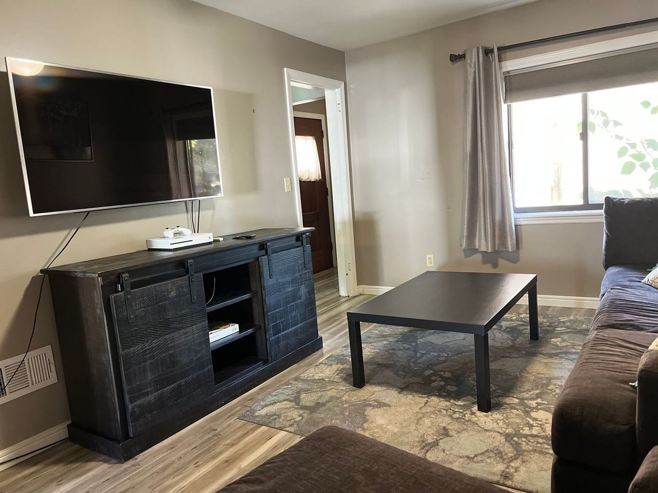 740 Rossmore Ave - Photo 3 of 11