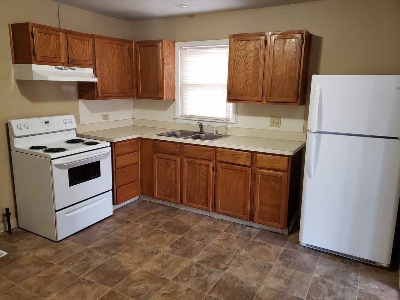 3619 Ne 54th Ter - Photo 4 of 11