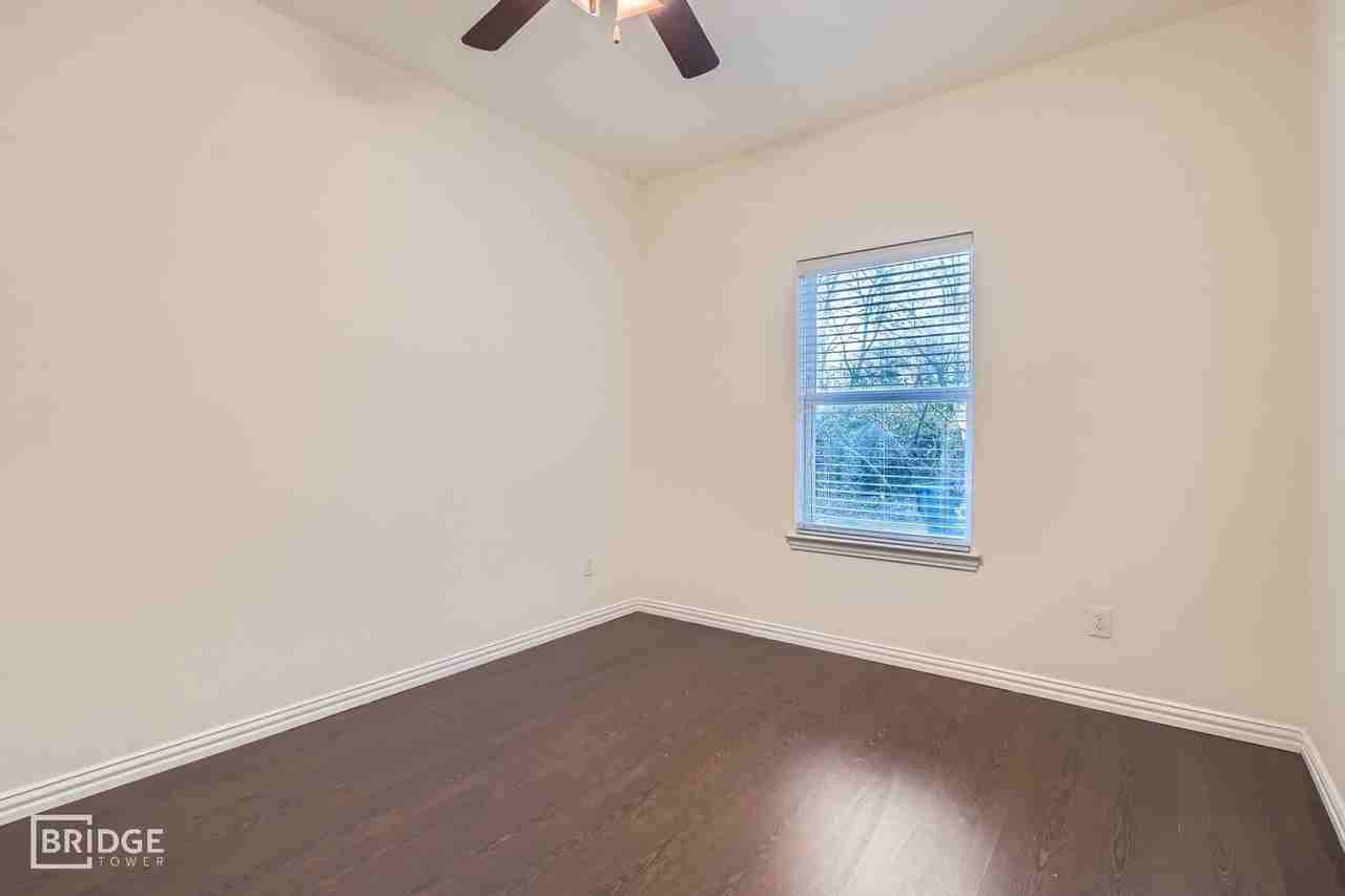 1341 Lake Crest Ln - Photo 4 of 15