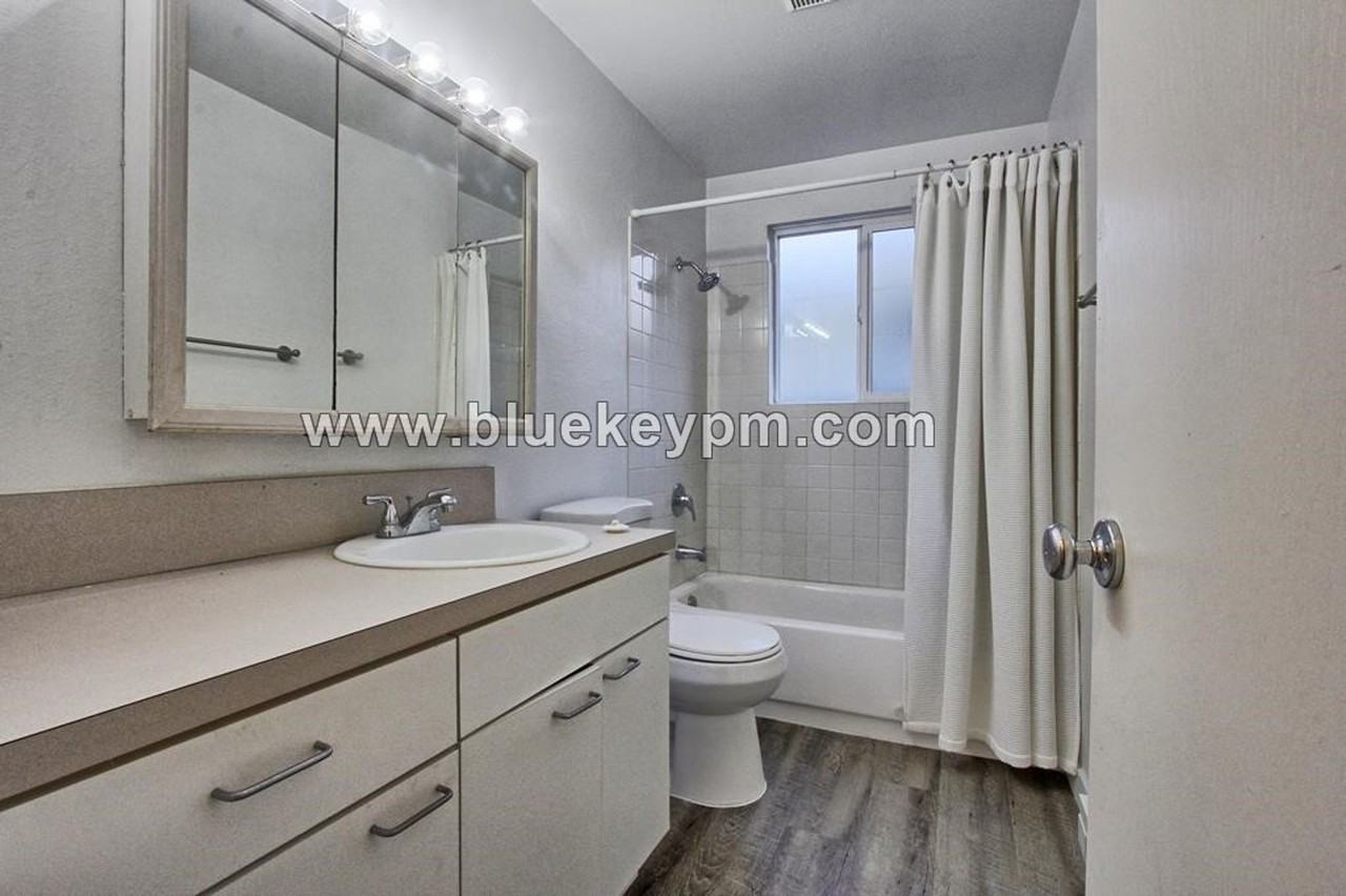 4622 Southeast 70th Avenue - Photo 7 of 11