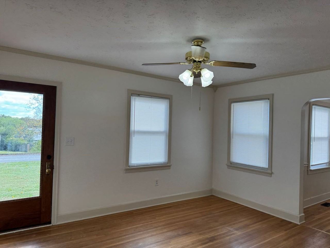 105 Delmar Dr - Photo 4 of 17