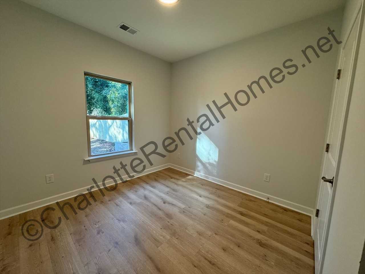 505 Norment Ave - Photo 4 of 13