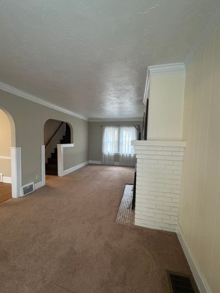 3573 Silsby Rd - Photo 3 of 7