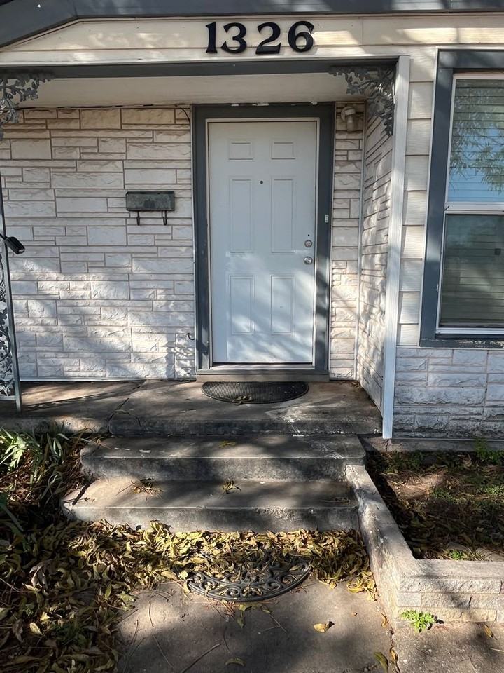 1326 Clinton St - Photo 2 of 18