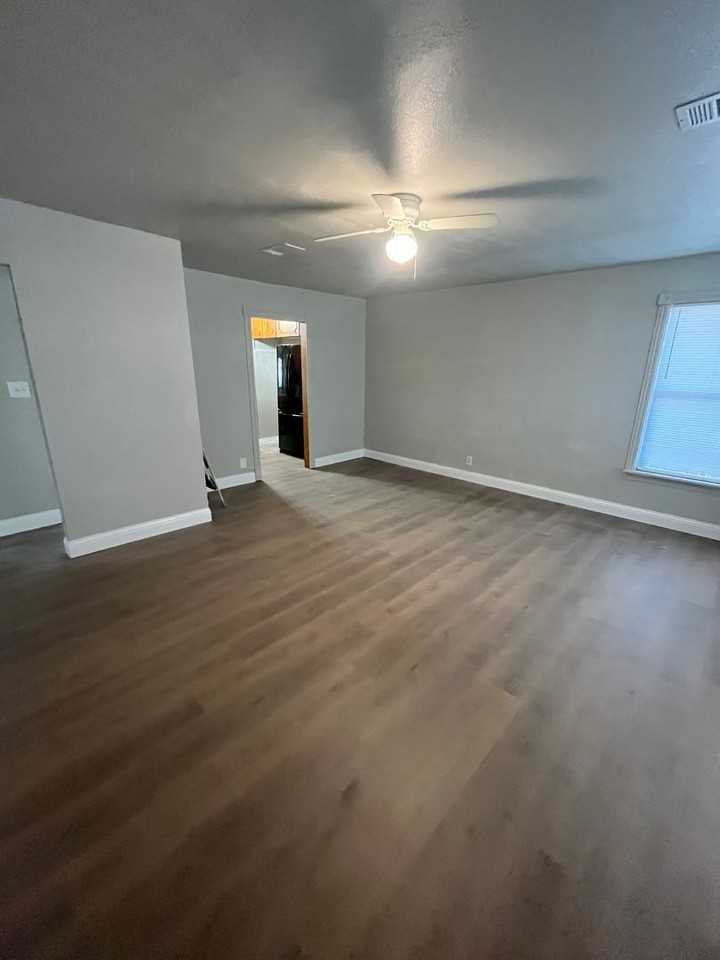 1326 Clinton St - Photo 3 of 18