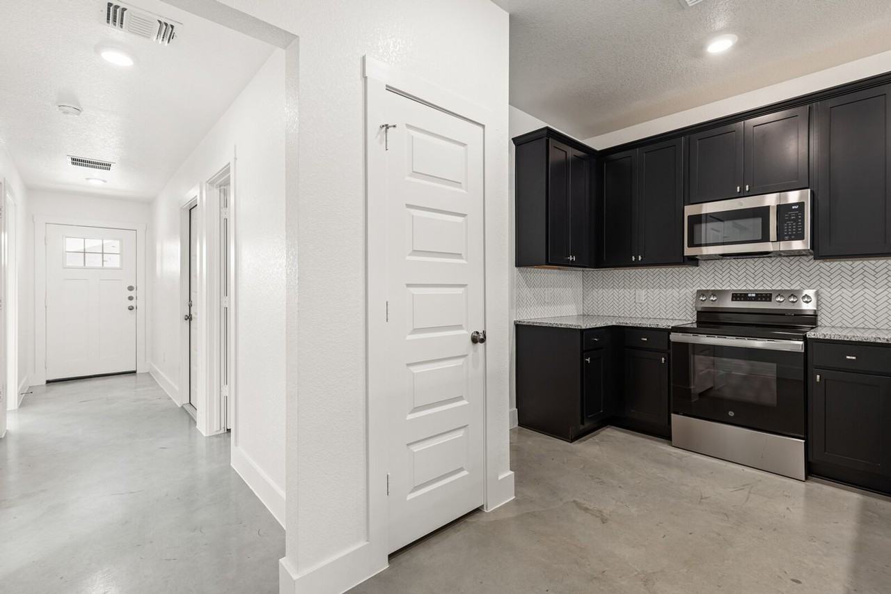 522 Campus St - Photo 3 of 25