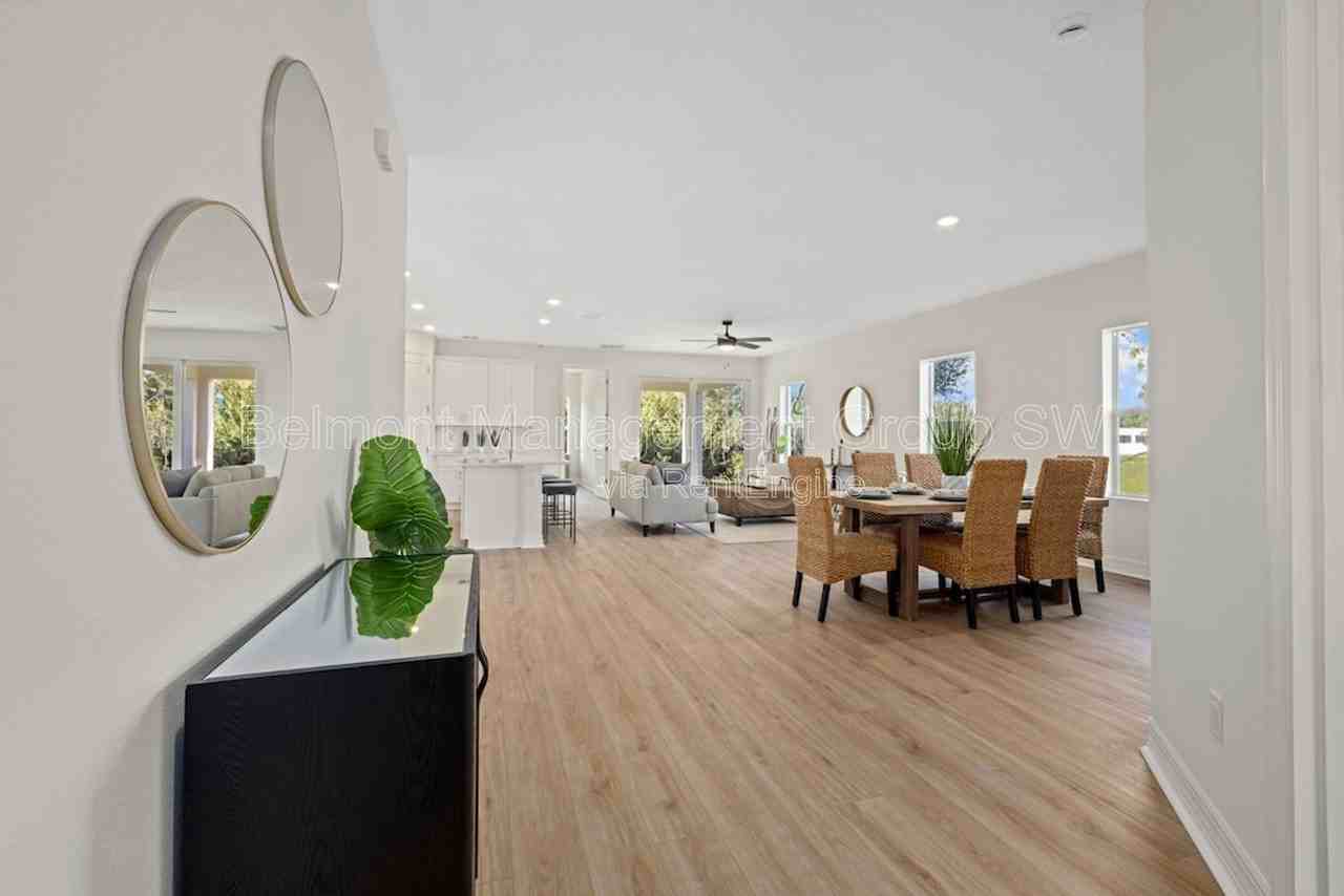 1293 Preston St - Photo 3 of 20