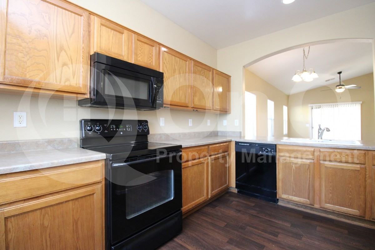 9439 W Illini St - Photo 3 of 20