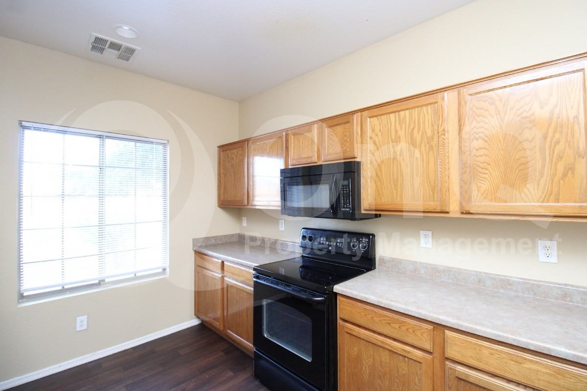 9439 W Illini St - Photo 4 of 20