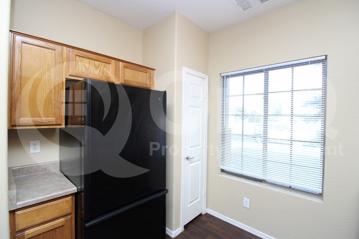 9439 W Illini St - Photo 5 of 20