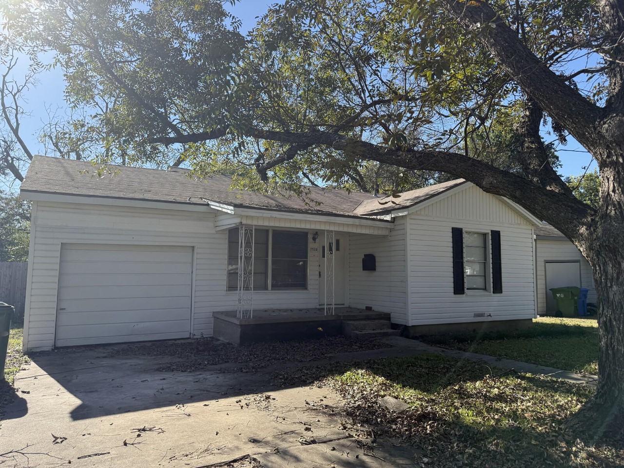 3920 Maple Ave - Photo 2 of 15