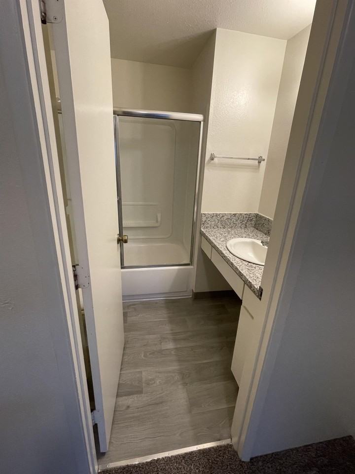 130 Ne Conifer Blvd #8 - Photo 6 of 9