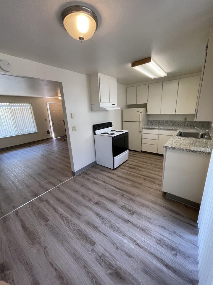 130 Ne Conifer Blvd #8 - Photo 2 of 9