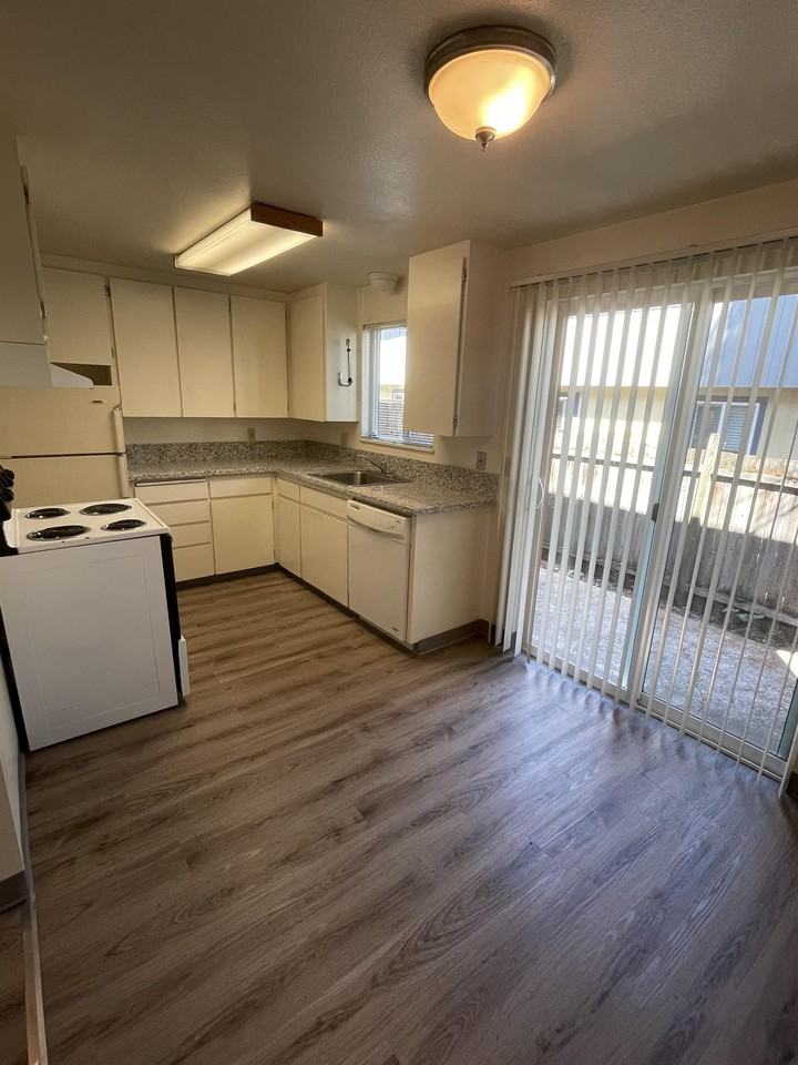 130 Ne Conifer Blvd #8 - Photo 4 of 9