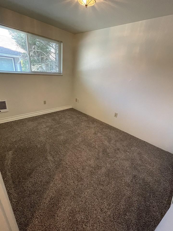 130 Ne Conifer Blvd #8 - Photo 5 of 9