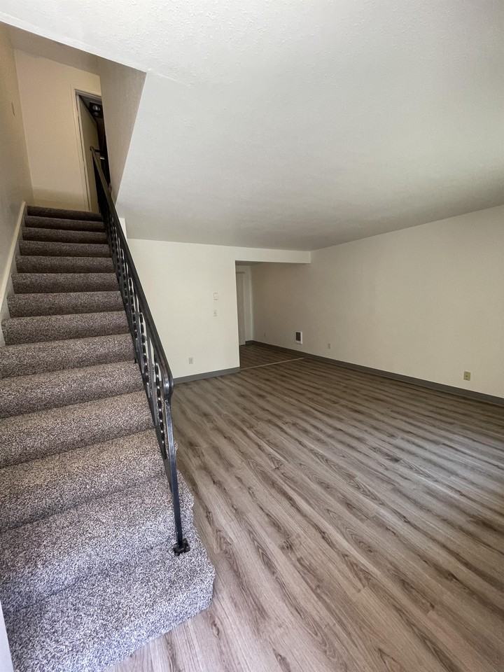 130 Ne Conifer Blvd #8 - Photo 3 of 9