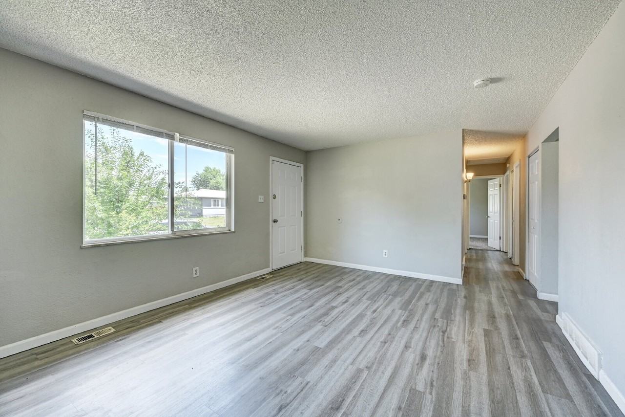 13204 Lackland Dr - Photo 6 of 27