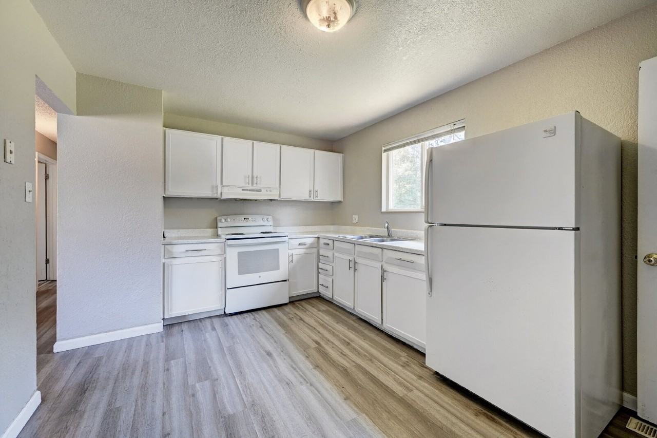 13204 Lackland Dr - Photo 7 of 27