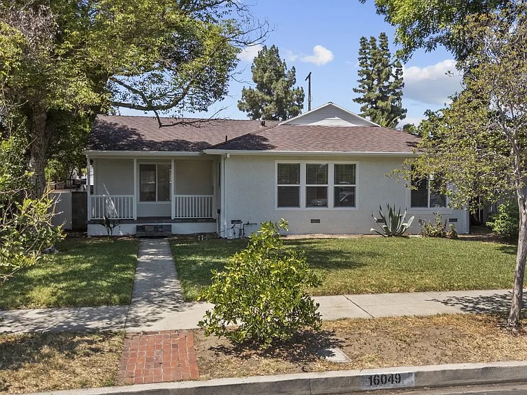 16049 Tuba St - Photo 2 of 9