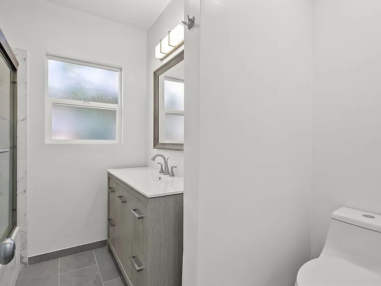 16049 Tuba St - Photo 3 of 9