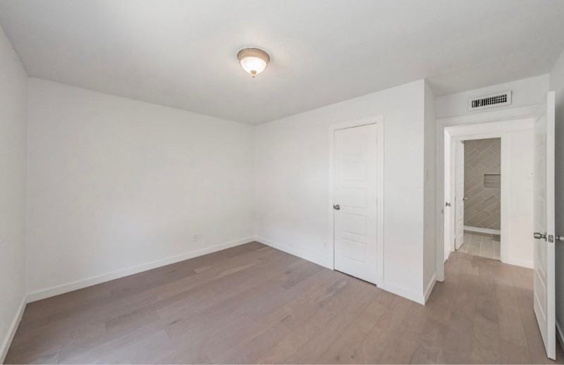 3506 South Elm Drive - Photo 3 of 17