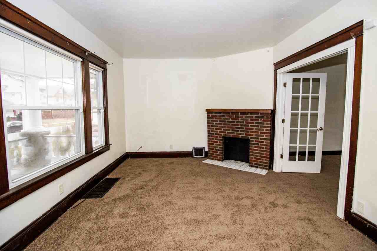 9711 Parmelee Ave - Photo 3 of 15