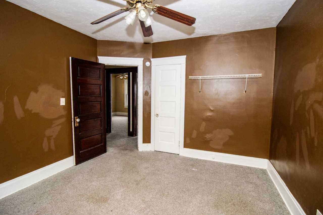 9711 Parmelee Ave - Photo 4 of 15