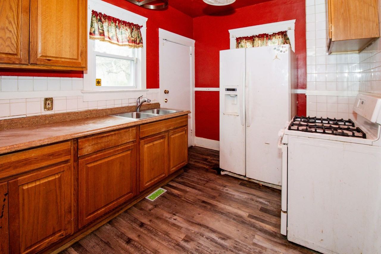 9711 Parmelee Ave - Photo 6 of 15