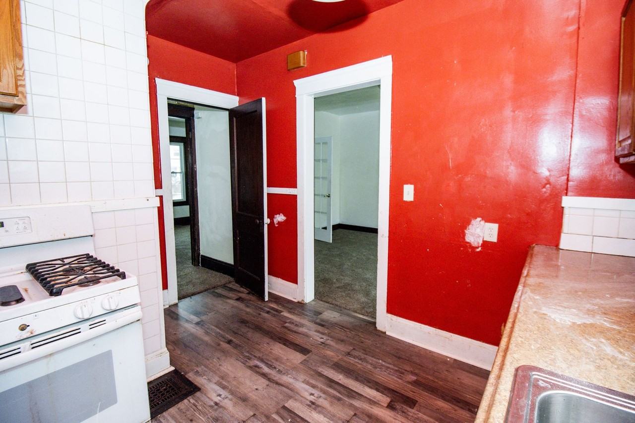 9711 Parmelee Ave - Photo 7 of 15