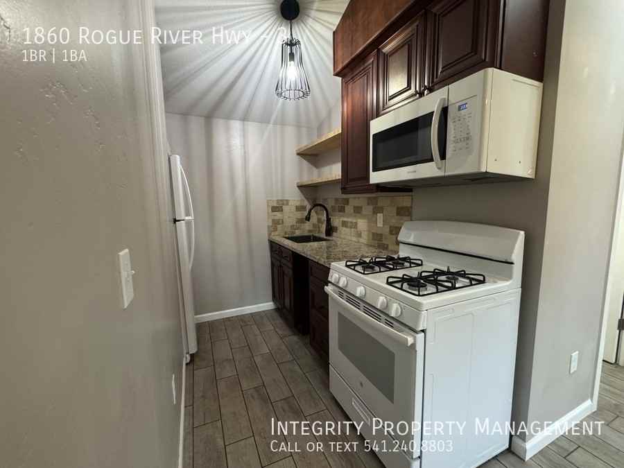 1860 Rogue River Hwy #3 - Photo 5 of 19