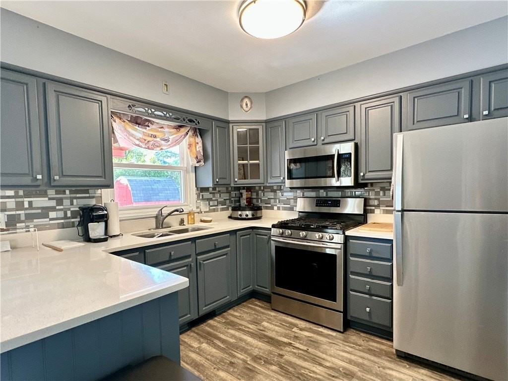 406 Sharr Ave - Photo 5 of 24