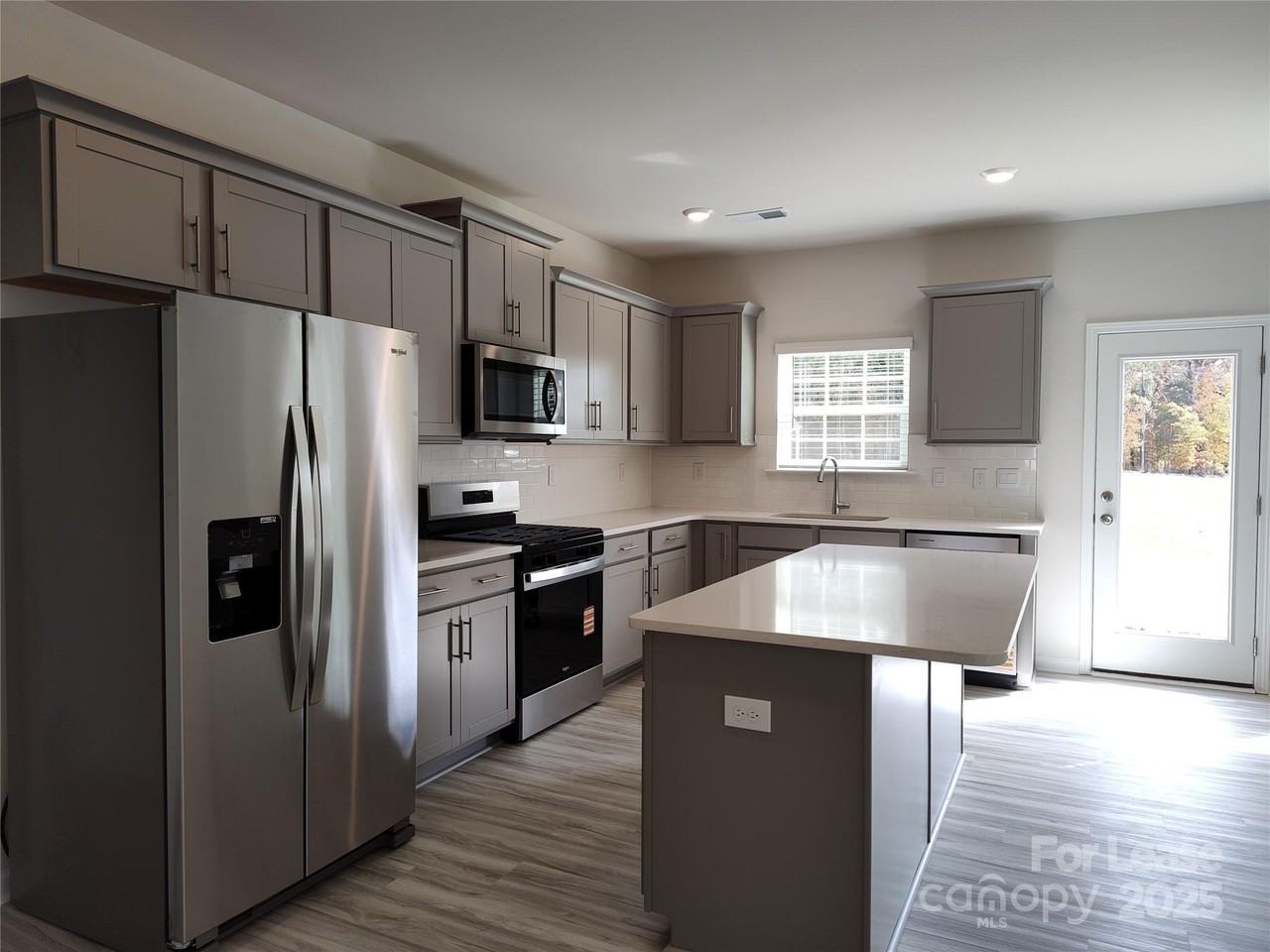 1404 Secrest Commons Dr - Photo 4 of 31