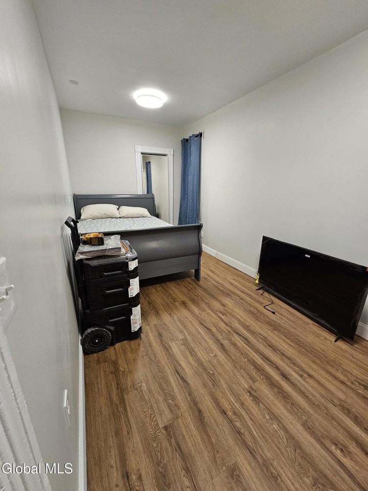 91 Division St - Photo 4 of 20