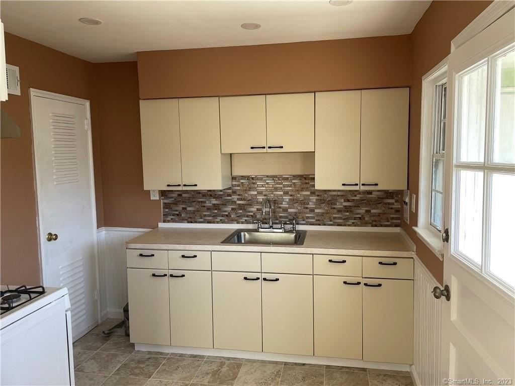 213 Larkin Ct - Photo 7 of 30