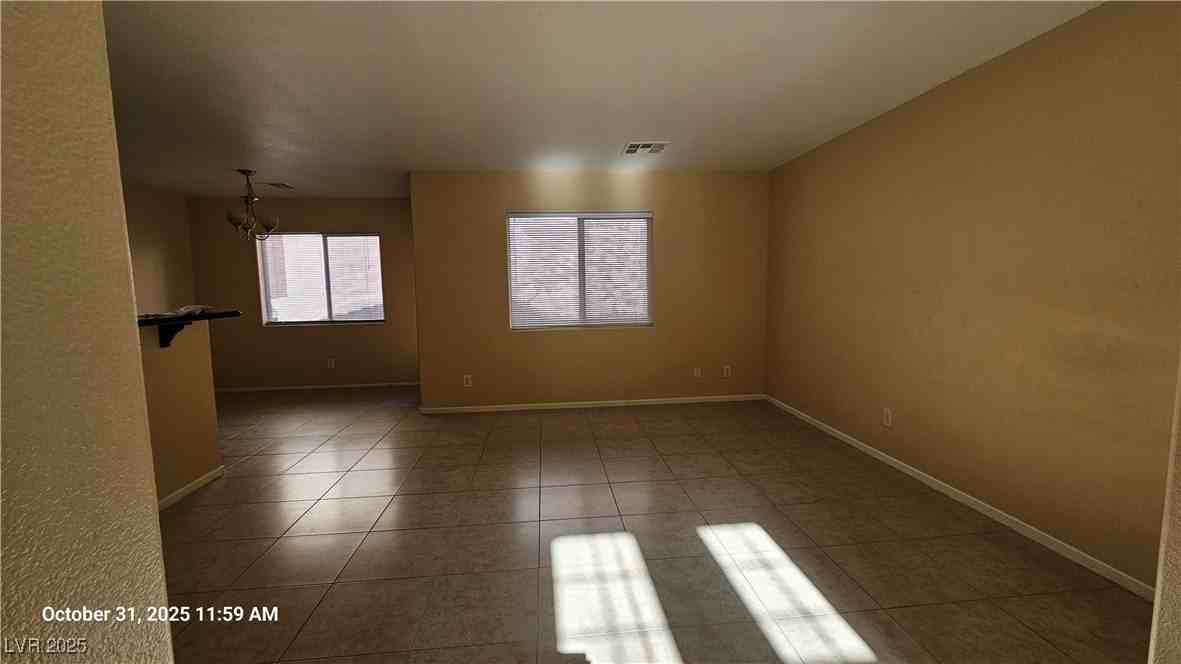 10614 W Gilmore Ave - Photo 3 of 26