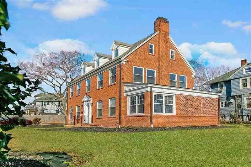 10 Codington Pl - Photo 2 of 14