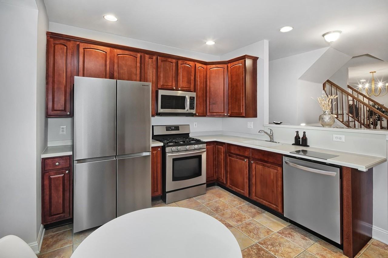 454 Albany Ct - Photo 7 of 30