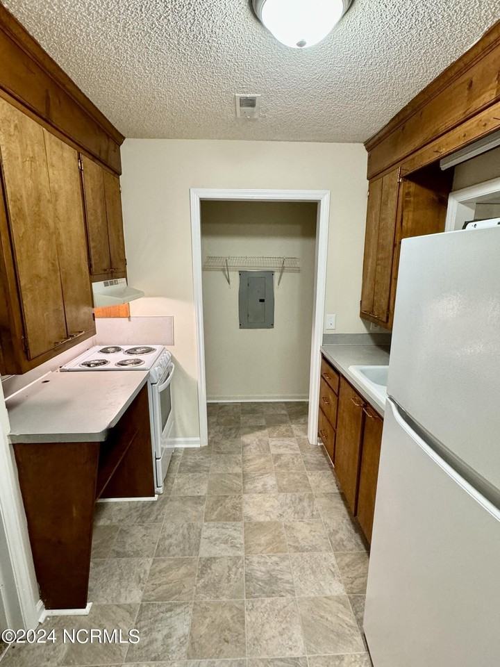 772 Third St Apt K #K - Photo 4 of 8