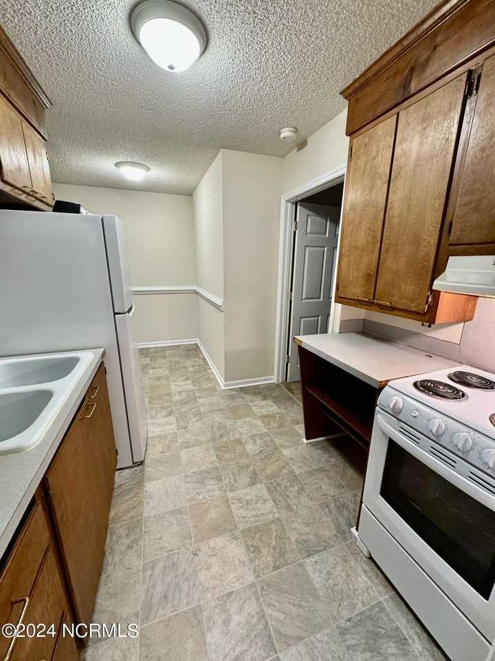 772 Third St Apt K #K - Photo 7 of 8