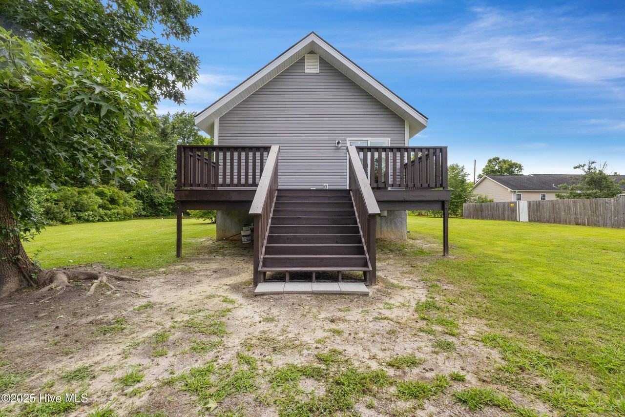 213 Sanders St - Photo 5 of 30