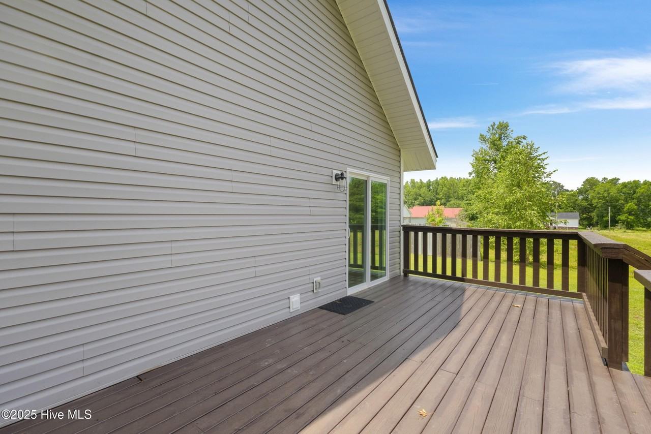 213 Sanders St - Photo 6 of 30