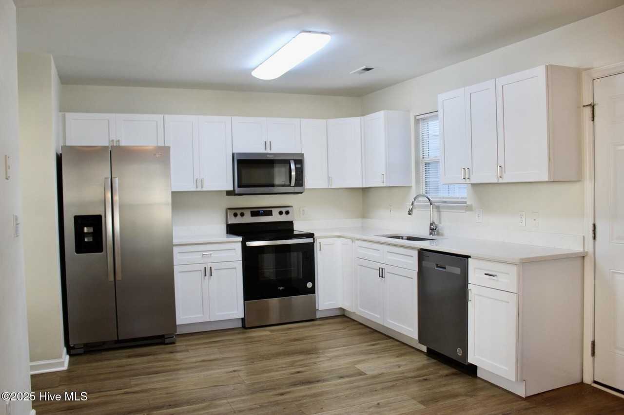 1504 Amhearst Ct - Photo 3 of 14