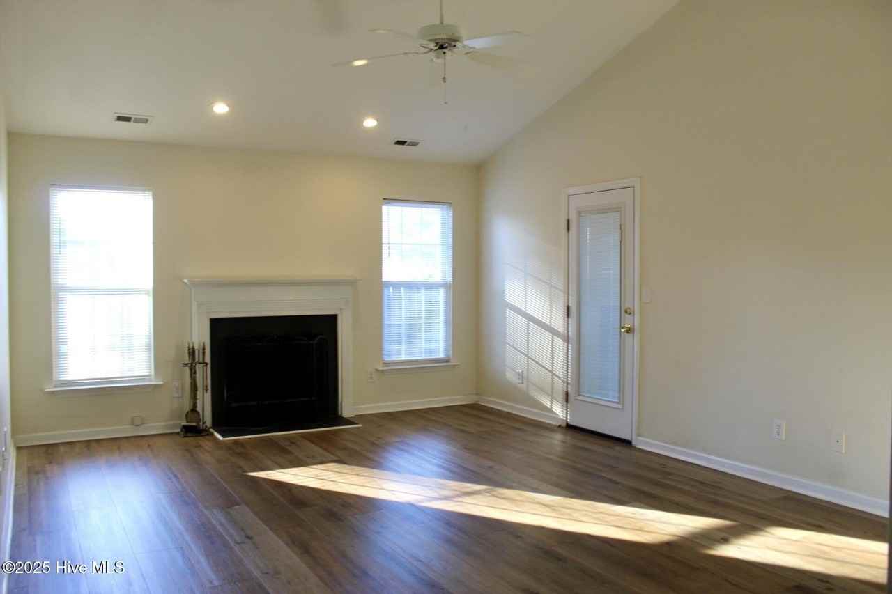 1504 Amhearst Ct - Photo 5 of 14