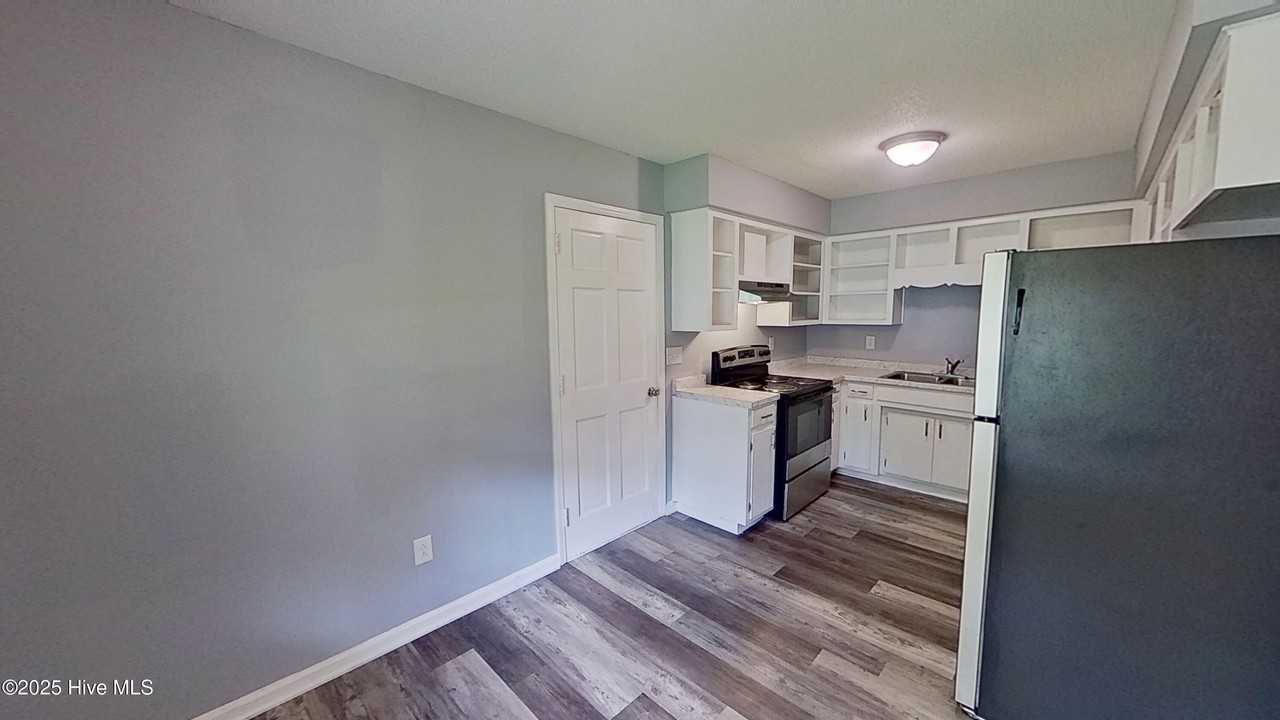 1329 Hazel Ave - Photo 4 of 21