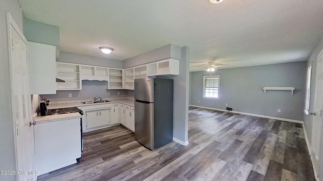 1329 Hazel Ave - Photo 5 of 21