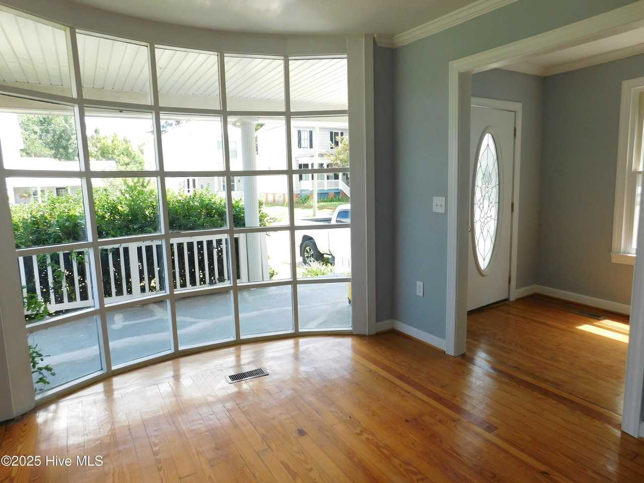 304 Avenue a - Photo 4 of 38