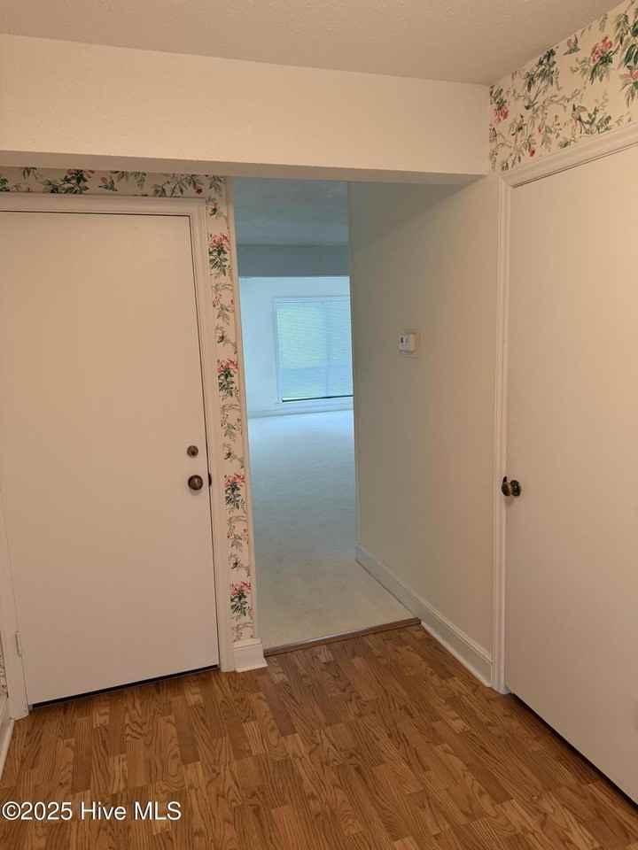 155 Beaufort Ct - Photo 3 of 22